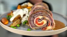 Imagen de Cómo hacer un arrollado de carne envuelto en panceta en la freidora de aire