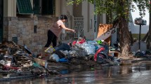 Imagen de Temporal en Bahía Blanca: el agua empezó a bajar, pero persisten los daños y hay más de 500 evacuados