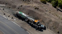 Imagen de Video | Por qué el riesgo de explosión «está latente» en la Ruta 237: «El camión sigue emanando gas y la llama está a 2 metros de altura»