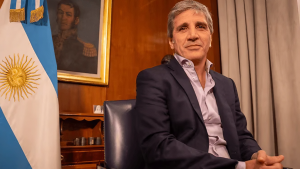 En menos de 24 horas, Luis Caputo convalidó dos veces una devaluación del 21%
