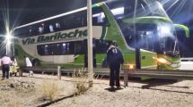 Imagen de Sin comer, sin dormir: el calvario de los pasajeros del colectivo que tuvo que desviarse por el corte en Ruta 237