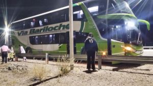 Sin comer, sin dormir: el calvario de los pasajeros del colectivo que tuvo que desviarse por el corte en Ruta 237
