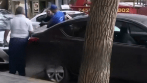Por una mala maniobra, empezaron a discutir y se tomaron a golpes en pleno centro de Roca