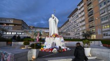 Imagen de El papa Francisco: sigue «estable» pero aún requiere terapia en el hospital, indicó el Vaticano