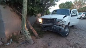 Chocó dos autos, un poste luz y un árbol en Centenario: se le trabó el freno con una botella
