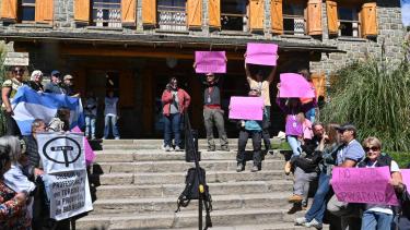 Con carteles, los guías de turismo reclamaron por su continuidad laboral dentro de los Parques Nacionales. Foto: archivo