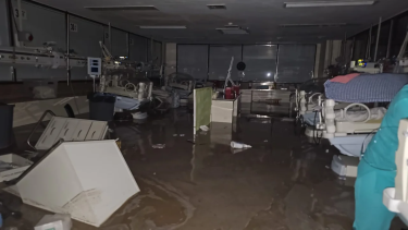 Así quedó una sala de un hospital tras el temporal en Bahía Blanca. 