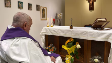 La primera foto del papa Francisco después de estar internado. 