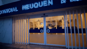 Lo tiraron a un pozo, lo rociaron con nafta y lo prendieron fuego en Plottier: quedó en terapia intensiva