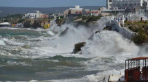 Imagen de Mareas extraordinarias y derrumbe en Las Grutas: varios rescates en el mar y un herido por una piedra