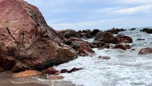 Las mareas extraordinarias de Las Grutas bajarán, pero hay una advertencia este sábado