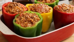 Morrones rellenos al horno para sorprender a los comensales