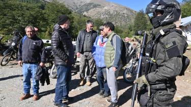 La Policía de presentó en la lof Buenuleo para restituir tierras a Emilio Friedrich, en Bariloche. Foto: Chino Leiva