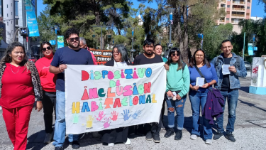 Protesta en el centro de Neuquén: qué pasó este lunes en el monumento