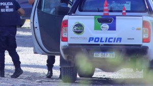 Un motociclista fue atropellado por un camión recolector en Roca y su estado es crítico