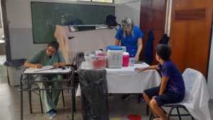 Vacunan en escuelas de Roca: detectan que a la mitad de los chicos de 11 años les faltaban dosis