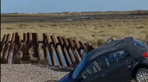 Imagen de Video | La distancia que quedó entre el auto de las hermanas Hecker y la camioneta del chofer de Viedma en Bahía Blanca