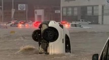 Imagen de Temporal en Bahía Blanca: Un hombre se puso a nadar en medio de una calle inundada 