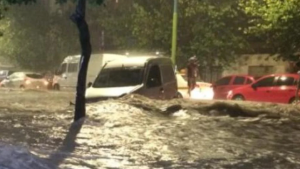 Fuerte temporal en Tucumán: familias evacuadas, desbordes de arroyos, autos flotando y vuelos cancelados