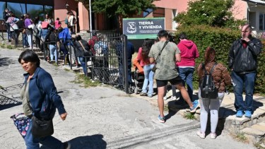 La demanda habitacional generó colas de interesados en el Instituto Municipal de Tierras y Viviendas. Pero las soluciones todavía no llegan. (archivo)