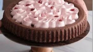 Torta de chocolate, frambuesa y vino tinto