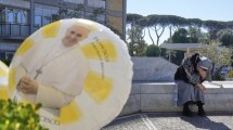 Imagen de El papa Francisco sufrió nuevas crisis respiratorias: volvió a la ventilación no invasiva