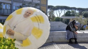 El papa Francisco sufrió nuevas crisis respiratorias: volvió a la ventilación no invasiva