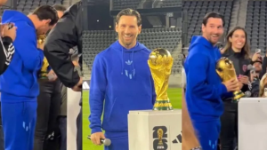 Beso, emoción y abrazo: Lionel Messi se reencontró con la Copa del Mundo