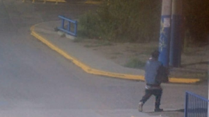 Caminaba con una caja sospechosa y terminó detenido por robo en Roca: lo seguían por las cámaras