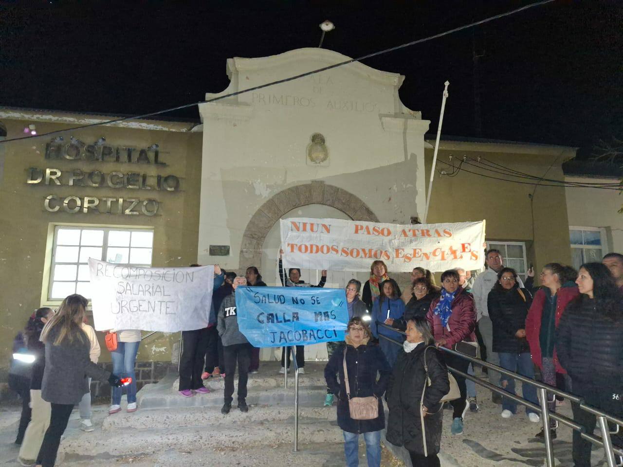 Video | Fuerte reclamo por la crisis de salud en Jacobacci: Weretilneck estaba en la ciudad