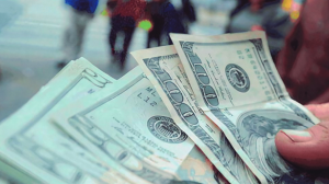 Cae la pobreza, sube el dólar, y se dispara el riesgo país