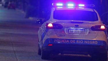 Insólito: quiso comerse la pared para escapar de la comisaría en Centenario y se atragantó con un escombro