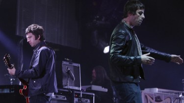 Oasis regresó después de una pausa de 16 años ante un público del Reino Unido extasiado por los éxitos de la banda de los años 90
