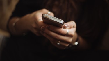 Un juez de Neuquén ordenó eliminar videos íntimos filtrados en redes: claves del fallo contra la violencia digital