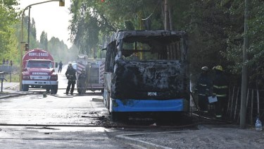 Susto frente a la escuela Romagnoli de Roca: un colectivo escolar se prendió fuego mientras esperaba la salida de los estudiantes