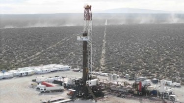 El petróleo sube un 22% y el GNL un 77% por la guerra ¿Cuál es el escenario para Argentina?