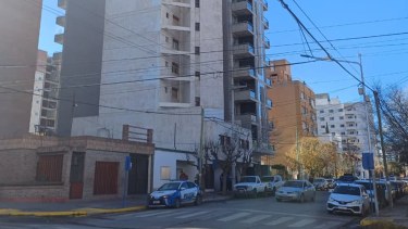 Un joven fue trasladado grave al hospital Castro Rendón después de caer de un cuarto piso en Neuquén