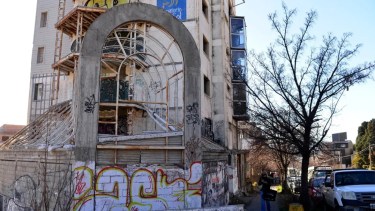 Encontraron muerta a una mujer en situación de calle dentro de un edificio abandonado en Bariloche: investigan las causas