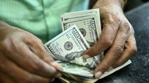 Imagen de Con el dólar reactivado por el aguinaldo y las vacaciones, anunciaron otra flexibilización del cepo