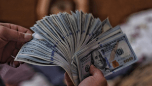 Dólar: el blue se mantuvo pero cayeron los financieros, a cuánto cotizaron este lunes 12 de agosto