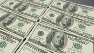 Dólar: caen las cotizaciones y también las brechas, qué pasó con el blue y los financieros este viernes